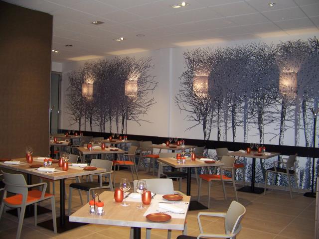 Le restaurant « Tibone et Dorade » offre un cadre contemporain et lumineux. Ses grandes baies donnent également sur un parc arboré avec vue sur la Saône.