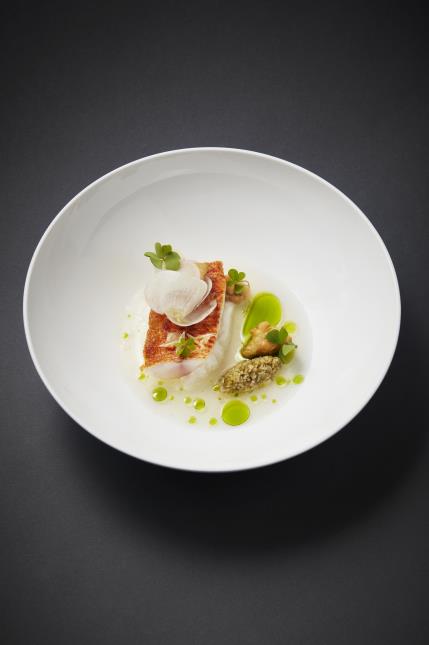 Koji Higaki, L'Inconnu : Lebey du meilleur poisson ou crustacé - Rouget et ses écailles frites, jus de palourde, olives vertes et câpres.