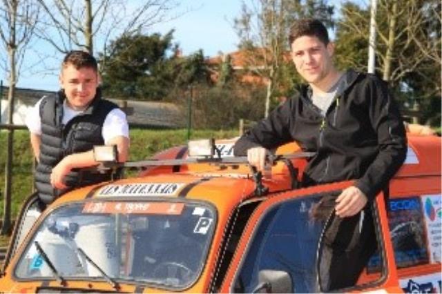 L'équipage de Pierre Blin du lycée Sainte-Catherine du Mans lors du 4L Trophy