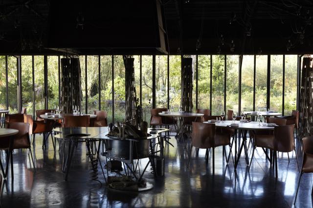 La salle du restaurant de La Grenouillère, La Madelaine-sous-Montreuil