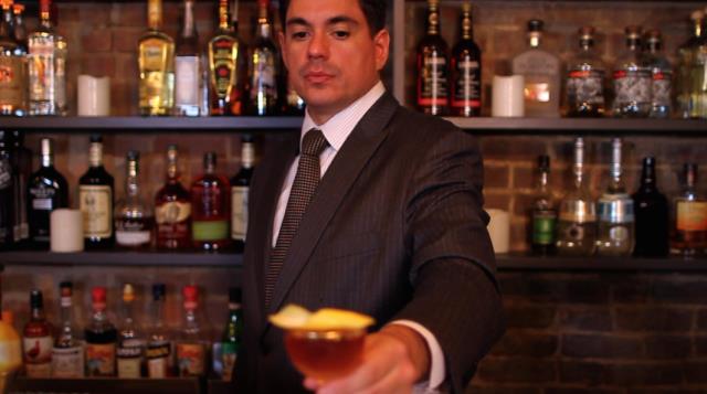 Les grands classiques et les principales créations de Sasha Petraske, tragiquement disparu en 2015 à l'âge de 42 ans, sont réunis dans un guide L'art du cocktail.