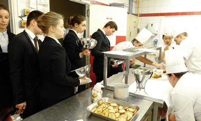 Service pour le repas de gala: l'incontournable coopération entre la salle et la cuisine.