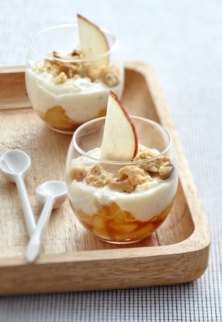 Dés de poires caramélisées, mousse de Saint Nectaire, crumble salé.
