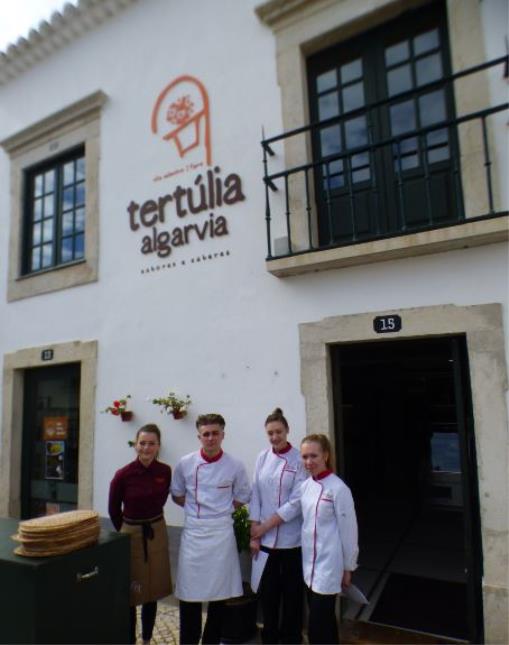 les élèves du lycée Guichard devant le Tertulia Algarvia