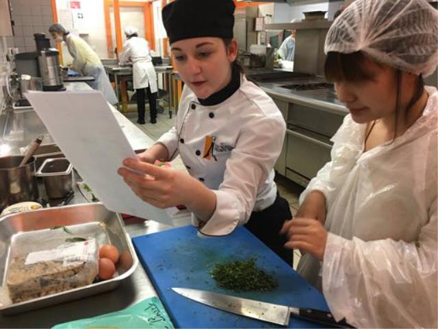 Collaboration entre les étudiants ens aama et les cuisiniers de Guillaume Tirel