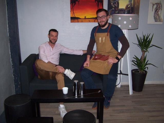 Sébastien (assis) et son barman Anthony : au nom du Maître Dali.