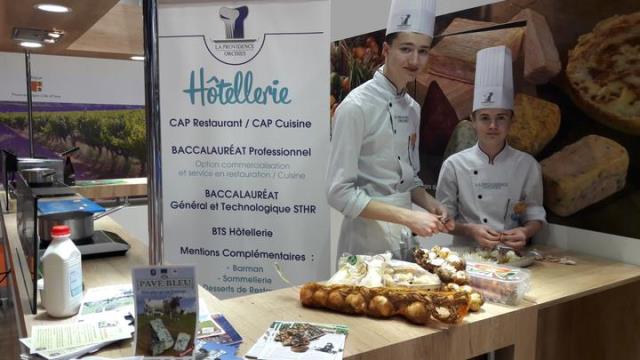 Martin Verdelle et Augustin Catrice, élèves volontaires du lycée N-D de la providence pour promouvoir les produits de terroir des Hauts-de-France