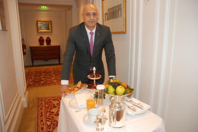Jehad Al Sayed est chef de rang room service au Plaza Athénée