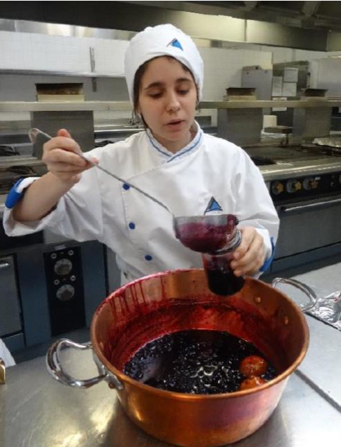Les jeunes cuisiniers ont confectionné de la confiture de myrtilles sauvages