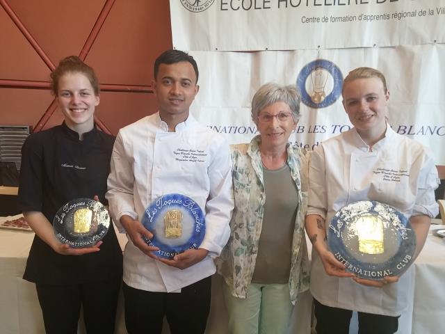 De gauche à droite : Manon Ficarra, Mozumder Ariful, Mme Payant, créatrice du trophée, Solenn Jouin.