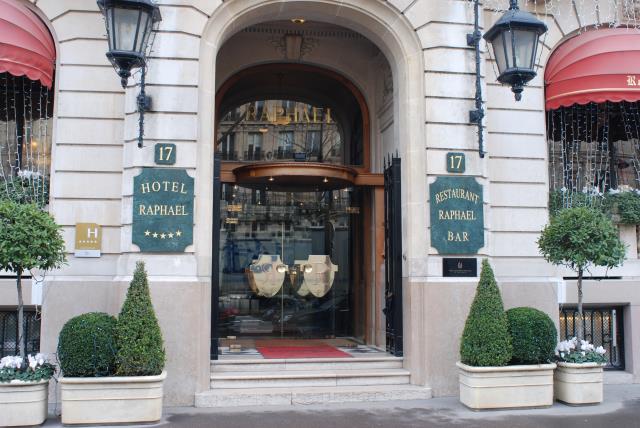 L'hôtel Raphael*****  et ses 83 chambres est situé dans le 16ème arrondissement de Paris