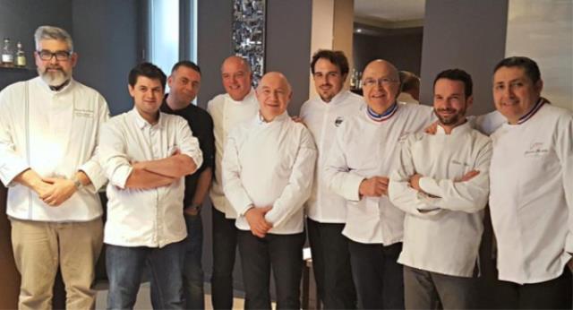 Gard aux Chefs prêt pour le repas gastronomique dans les Arènes.