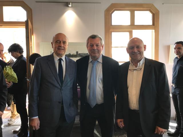 Le maire de Bordeaux, Alain Juppé, Roland Héguy et Pierre Maly, gérant de 'Le jardin Pêcheur, Guinguette'.