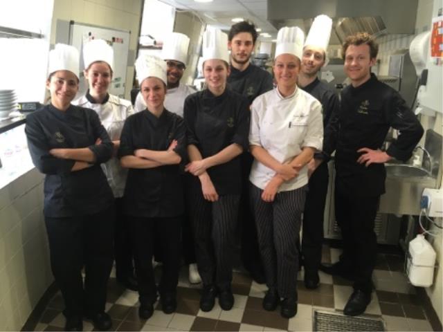 Maxime Scheelstraete ( à D.) consacre du temps et de l'attention à sa brigade, en cuisine, comme en salle.