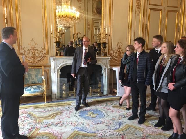 dans le salon des ambassadeurs Frédéric Saingier donne des explications sur le service du protocole