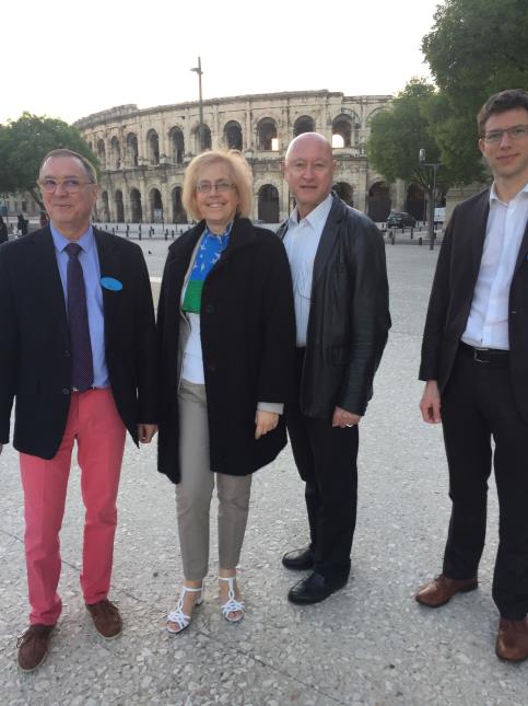 Cyrille Jeannes, Dominique Rémy du bureau de l'Aflyht, Daniel Gorrindo proviseur du lycée de Dardilly, Jérôme Gercet adjoint de Thonon devant les arènes de Nîmes/