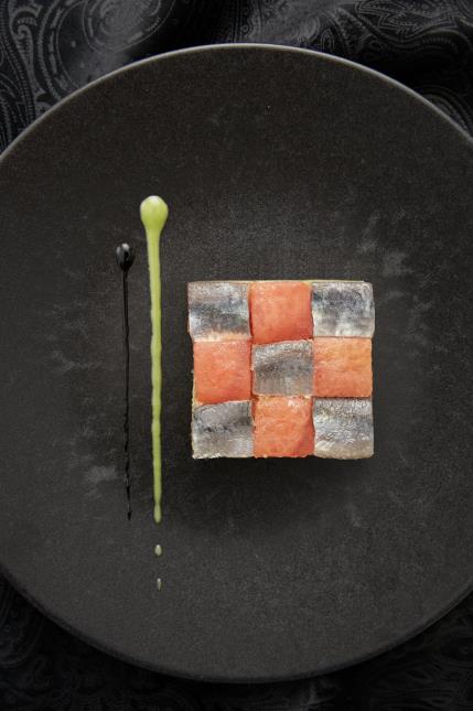 La recette de Julien Binz: damier de sardines marinées, tomate-avocat, coulis basilic.
