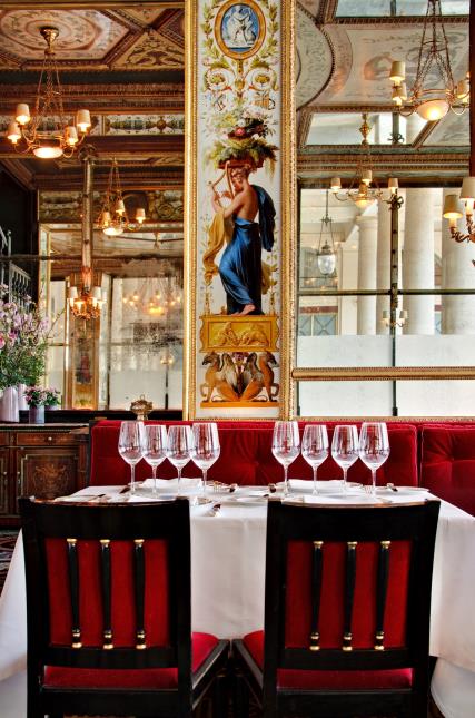 Boiseries sculptées, allégories de femmes, rosaces et guirlandes en stuc : le décor du Grand Véfour est classé  monument historique.