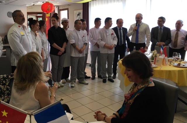Présentation des quatre cuisiniers chinois, avec à gauche, Grégory Amela (enseignant en cuisine, EFMA), Daniel Chapuzet (enseignant en pâtisserie EFMA), et à droite, Thierry Joseph, directeur de l'EFMA, Philippe Tiersen, président de la CMA Isère, Vincent