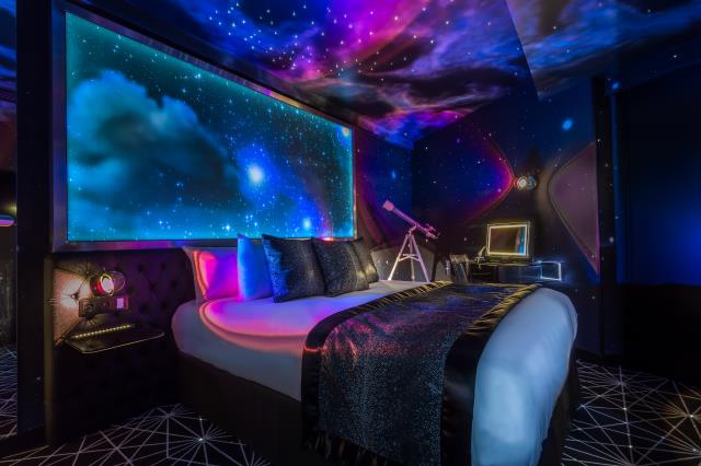 Voyage immobile dans les chambres de l'hôtel Déclic, à Paris (18e).