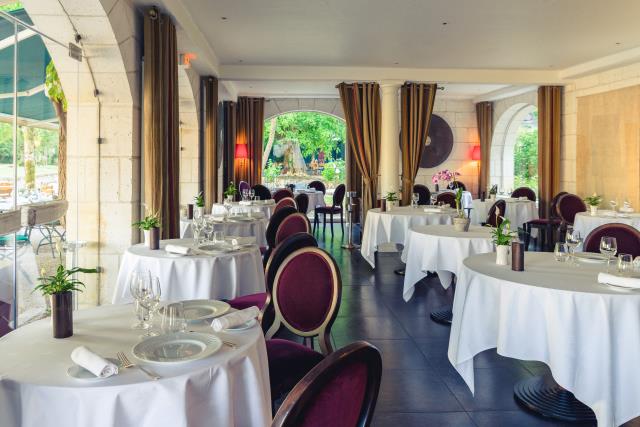 La salle de restaurant et sa vue panoramique sur la ville