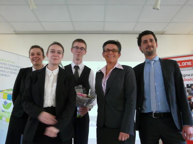Les trois premiers du concours Etre un serveur, être un vendeur' et des membre du jury