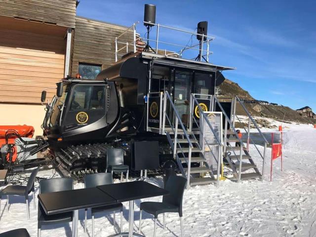 SnowTasty, l'une des premières dameuses food truck de France, a suscité beaucoup de curiosité sur les pistes.