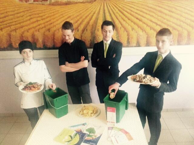 Océane, Jérémie, Corwin, Pierre, élèves de terminale baccalauréat professionnel lutte contre le gaspillage alimentaire au restaurant d'application.