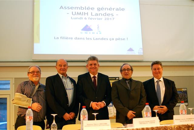 Mont-de-Marsan : de droite à gauche Frédéric  Petitteville, président délégué hôtellerie saisonnière, Nicolas Soleil, président, Thierry Grégoire, président national des saisonniers Umih nationale, Alain Bretelle, vice-président, Didier Antoine, président