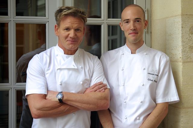 Connexion 100% entre Gordon Ramsay,  à gauche et le chef de cuisine Gilad Pelad nommé chef de cuisine du Pressoir d'Argent, la table gastronomique du Grand Hôtel de Bordeaux & Spa