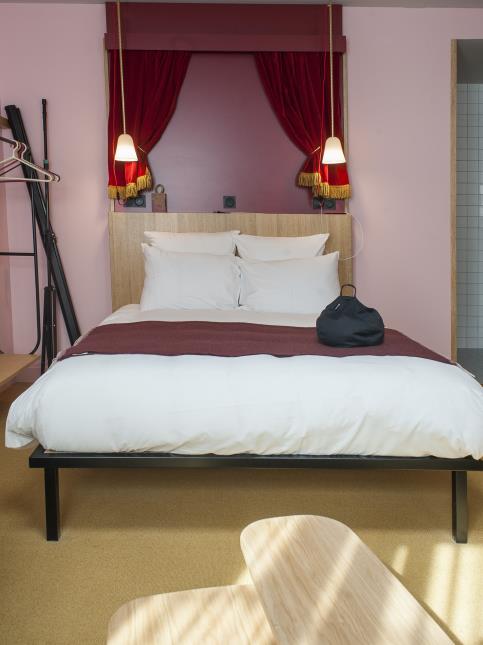 Chambre du MOB hotel, avec théâtre d'ombres chinoises en guise de tête de lit.