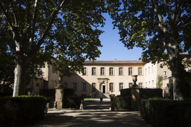 A 3km du centre d'Aix-en-Provence, le Château de la Pioline renoue avec la gastronomie.