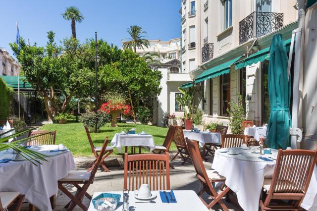 Le petit-déjeuner peut être pris dans le jardin de l'hôtel Brice Garden