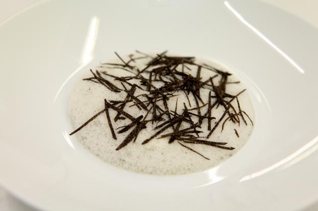 Royale de foie gras, légumes racines à la truffe, écume truffée.