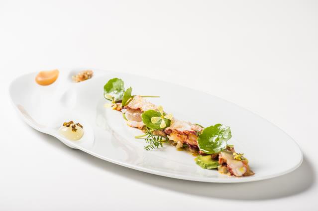 Petit homard bleu ébouillanté au moment - la queue en fines aiguillettes à la nacre, brunoise de poire comice et lamelles d'avocat à l'huile d'olive CastelineS.
