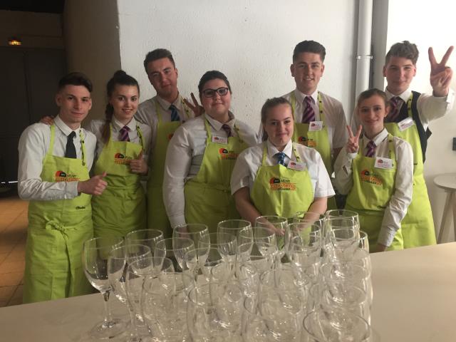 Les élèves bac pro services du lycée Marie-Curie de St-Jean du Gard aux amuses-bouches et cocktails