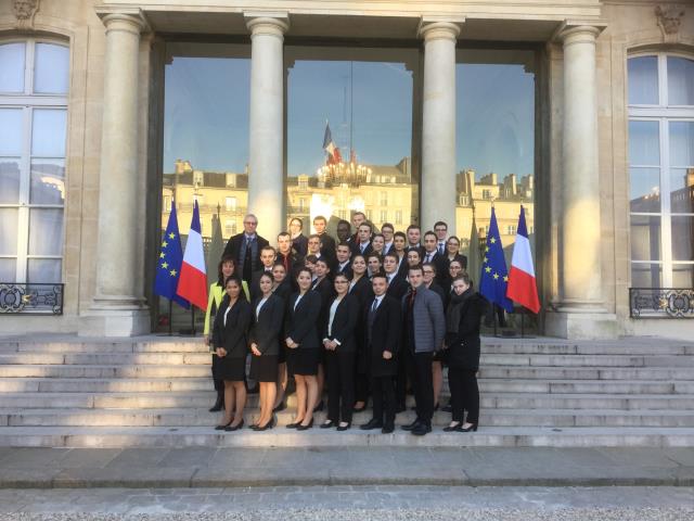 Ils repartir par le vestibule d'honneur ou tant de chefs d'états étrangers ont été reçus, et où tous les mercredis défilent les ministres  avec un arrêt sur les marches du perron de L'Elysée pour immortaliser ce moment d'exception.