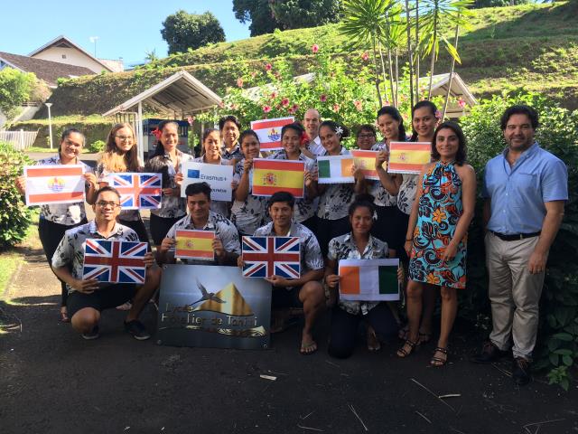 en blanc  la proviseure adjointe, en bleu et motifs la directrice déléguée aux formations professionnelles et technologiques (ex chef de travaux), en jaune et motifs Mme Oriol (professeure de Tourisme), au fond avec calvitie, M. Curet (professeur d'Espagn