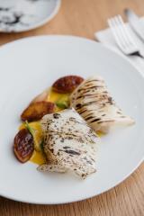Cabillaud confit à l'huile d'argan, citron rôti et pousses d'épinard, par Philip Chronopoulos