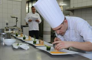 Joy Lutz très concentré lors de l'élaboration de son plat.