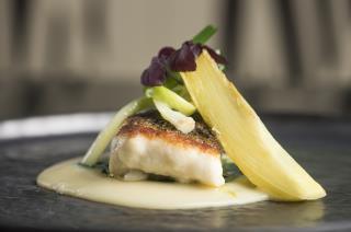 Recette de Fabien Mengus. Dos de bar sauvage, fenouil confit, tombée d'épinards au beurre, crème...