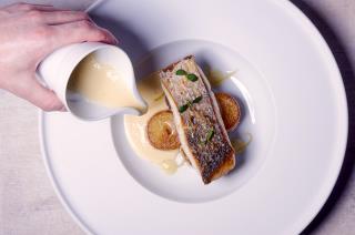 Recette Eric Girardin: Maigre de ligne poêlé, pomme de terre fondantes, sauce citronnée.