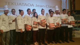 Au centre les 6 vainqueurs, Jason Ho avec les lunettes