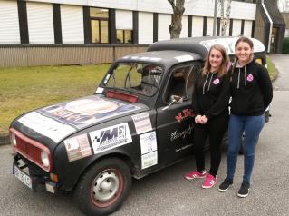 Stéphanie et Célia aux côtés de leur bolide devant le lycée Jean Monnet