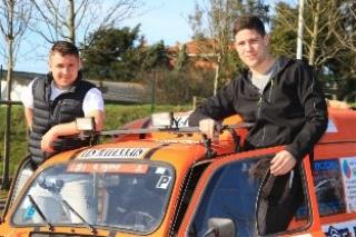 L'équipage de Pierre Blin du lycée Sainte-Catherine du Mans lors du 4L Trophy