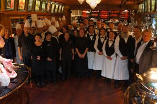 Une partie de l'équipe des Grands Buffets de Narbonne aux côtés de son fondateur, Louis Privat