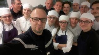 Le gradé des sapeur pompier et la brigade du lycée Léonard de Vinci