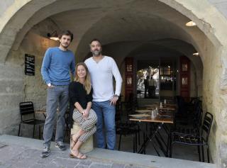 Roman et Yoko Kolinka et Victor Faure, les piliers du bar à vins - restaurant 'La Famille'.