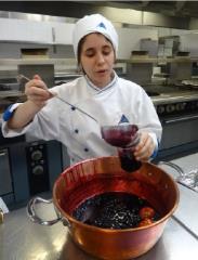 Les jeunes cuisiniers ont confectionné de la confiture de myrtilles sauvages