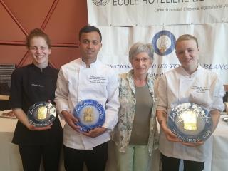 De gauche à droite : Manon Ficarra, Mozumder Ariful, Mme Payant, créatrice du trophée, Solenn...